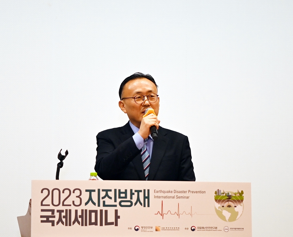 이한경 행정안전부 재난안전관리본부장이 17일 서울시 중구 포스트타워 대회의실에서 열린 2023년 지진방재 국제세미나에 참석해 개회사를 하고 있다.