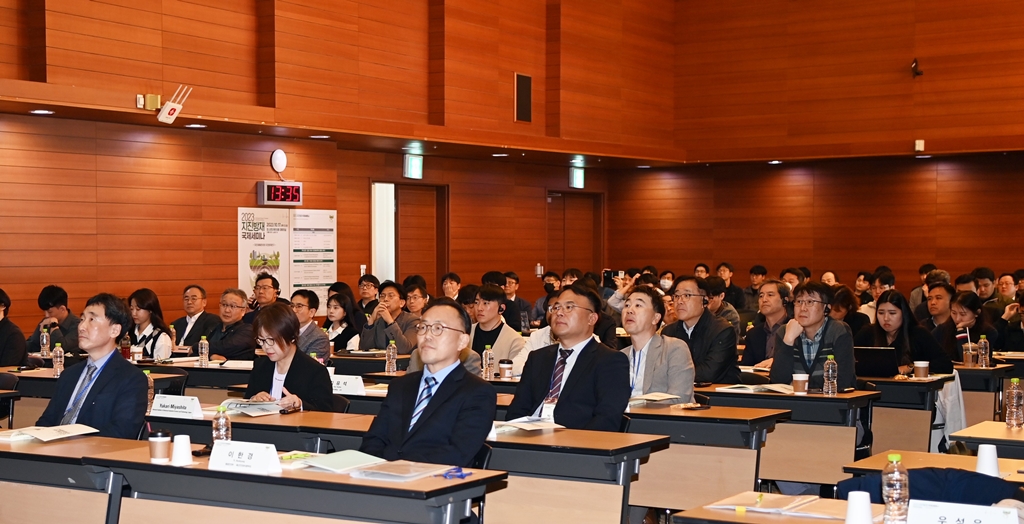 이한경 행정안전부 재난안전관리본부장(앞줄 오른쪽)이 17일 서울시 중구 포스트타워 대회의실에서 열린 2023년 지진방재 국제세미나에 참석하고 있다.