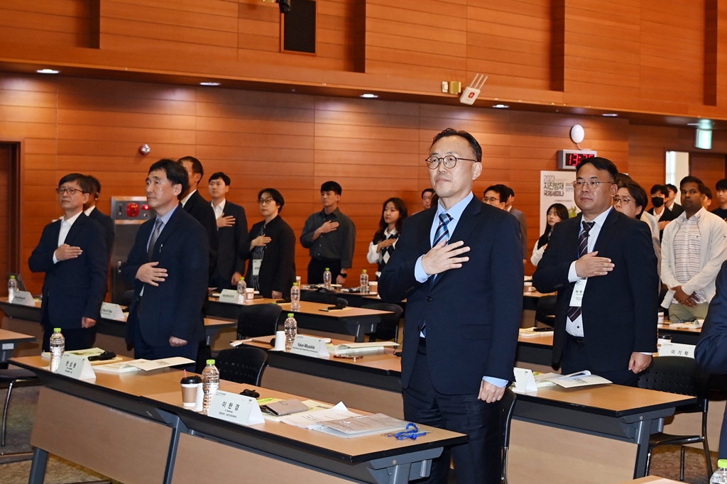 이한경 행정안전부 재난안전관리본부장이 17일 서울시 중구 포스트타워 대회의실에서 열린 2023년 지진방재 국제세미나 행사에서 국민의례를 하고 있다.
