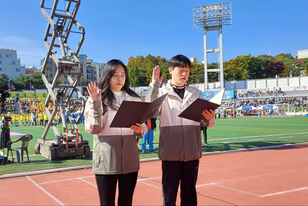 22일 오전 서울시 용산구 효창운동장에서 열린 '제41회 대통령기 이북도민 체육대회 개회식'에서 대표 선수들이 선서를 하고 있다.