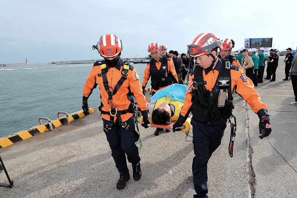 6일 오후 울산신항 용연부두에서 진행한 'READY Korea 2차 훈련(해양사고 복합재난)' 현장에서 해양경찰 및 소방관들이 합동 구조활동을 펼치고 있다.