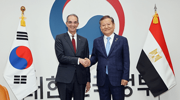 Minister Lee Sang-min meets with Egyptian Minister of Communications and Information Technology.