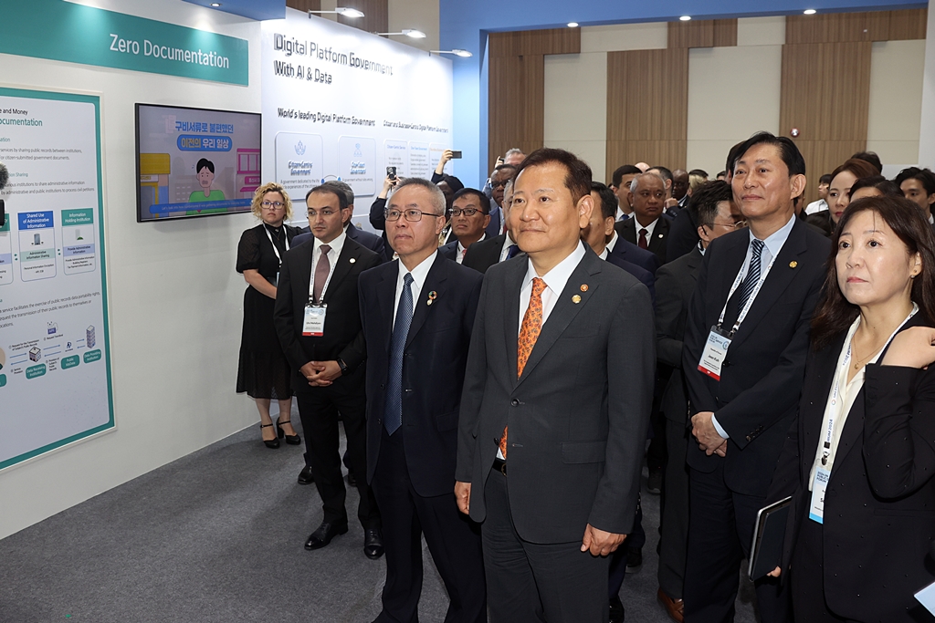 Minister of the Interior and Safety Lee Sang-min visits the main exhibition hall with ministers and vice-ministers from overseas at the 2024 UN Public Service Forum at Songdo Convensia in Incheon on the morning of the 24th. 