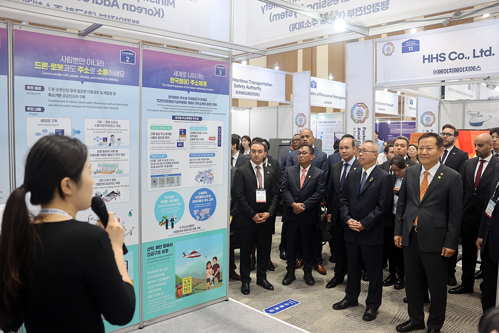 Minister of the Interior and Safety Lee Sang-min visits the main exhibition hall with ministers and vice-ministers from overseas at the 2024 UN Public Service Forum at Songdo Convensia in Incheon on the morning of the 24th.
