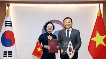 Minister Lee Sang-min signs MOU on public administration cooperation between Korea and Vietnam.