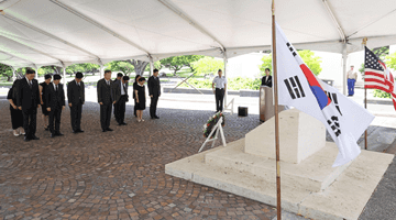 Minister Lee Sang-min visits the National Memorial Cemetery of the Pacific in Hawaii.