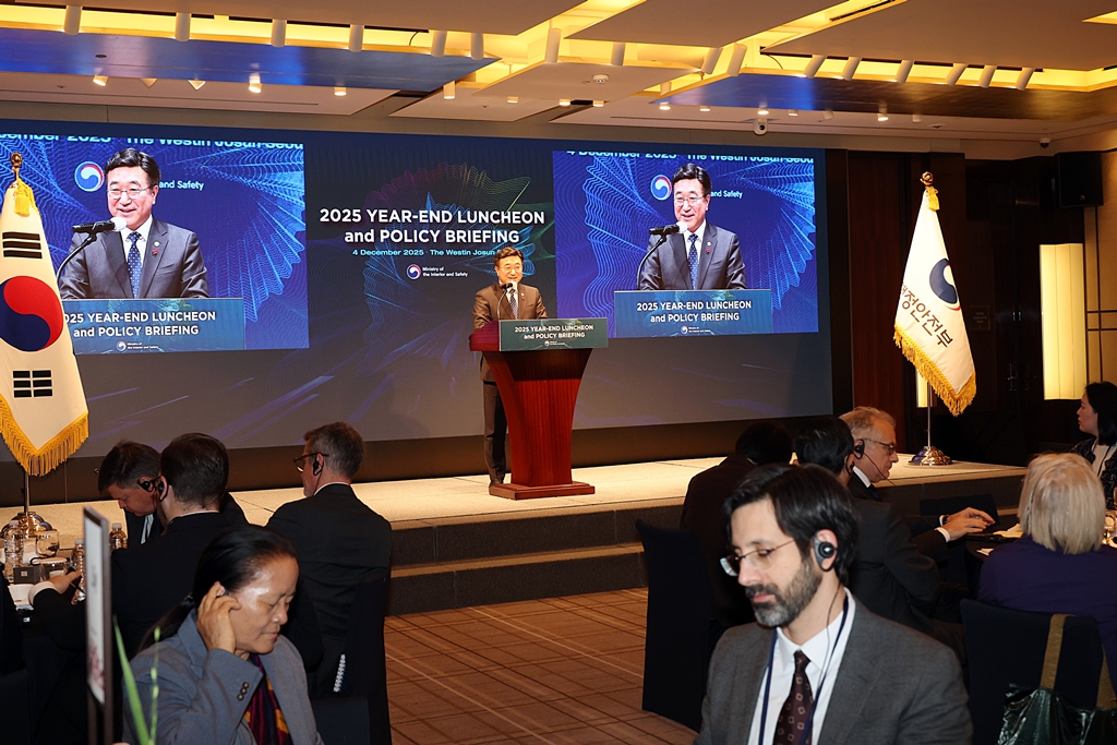 Minister of the Interior and Safety Yun Hojung delivers welcoming remarks at the 2025 Year-End Luncheon and Policy Briefing for the Diplomatic Corps in Korea, which aims to showcase the excellence of Korea's public service and the spread of 'Hallyu of Public Service,' at the Westin Josun in Jung-gu, Seoul, on the morning of December 4. 