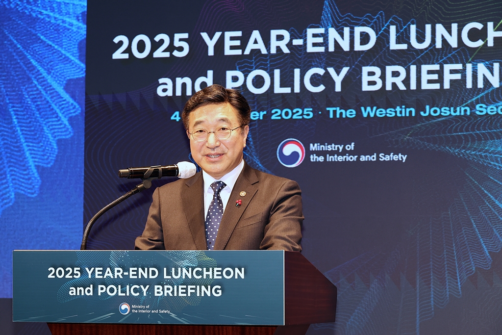Minister of the Interior and Safety Yun Hojung delivers welcoming remarks at the 2025 Year-End Luncheon and Policy Briefing for the Diplomatic Corps in Korea, which aims to showcase the excellence of Korea's public service and the spread of 'Hallyu of Public Service,' at the Westin Josun in Jung-gu, Seoul, on the morning of December 4. 
