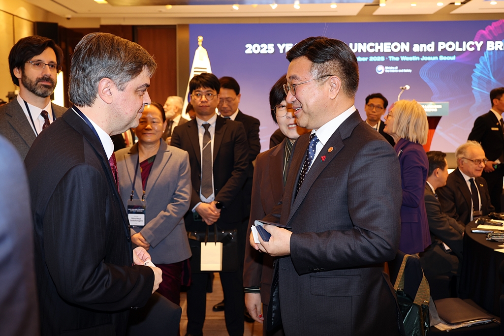 Minister of the Interior and Safety Yun Hojung greets and speaks with members of the diplomatic corps in Korea during the Policy Briefing, which aims to showcase the excellence of Korea’s Public Service and the spread of K-Service, held at the Westin Chosun Hotel in Jung-gu, Seoul, on the morning of December 4.