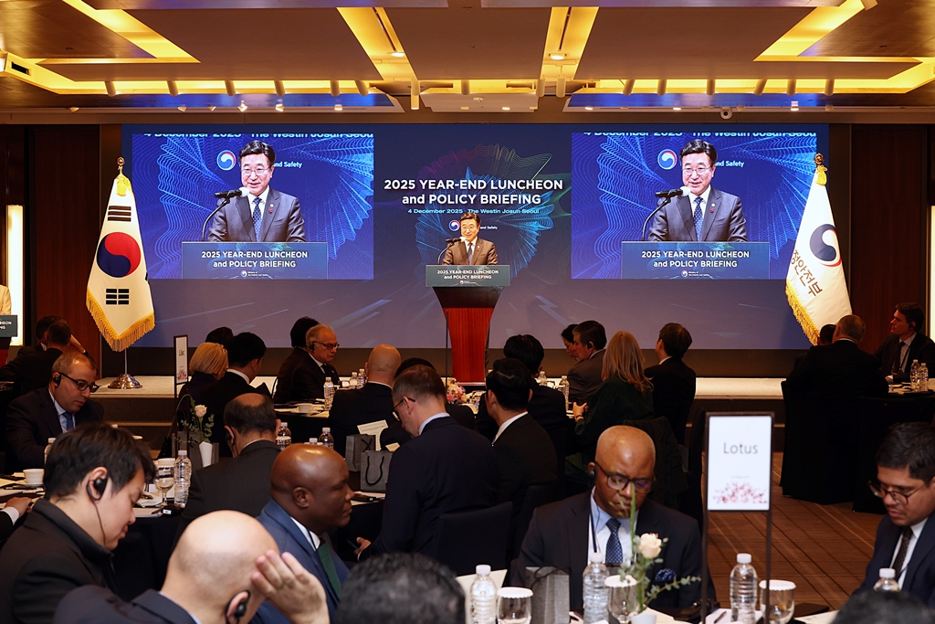 Minister of the Interior and Safety Yun Hojung delivers welcoming remarks at the 2025 Year-End Luncheon and Policy Briefing for the Diplomatic Corps in Korea, which aims to showcase the excellence of Korea's public service and the spread of 'Hallyu of Public Service,' at the Westin Josun in Jung-gu, Seoul, on the morning of December 4. 