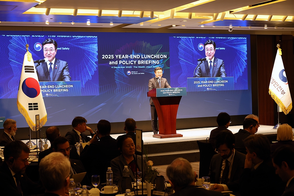 Minister of the Interior and Safety Yun Hojung delivers welcoming remarks at the 2025 Year-End Luncheon and Policy Briefing for the Diplomatic Corps in Korea, which aims to showcase the excellence of Korea's public service and the spread of 'Hallyu of Public Service,' at the Westin Josun in Jung-gu, Seoul, on the morning of December 4. 