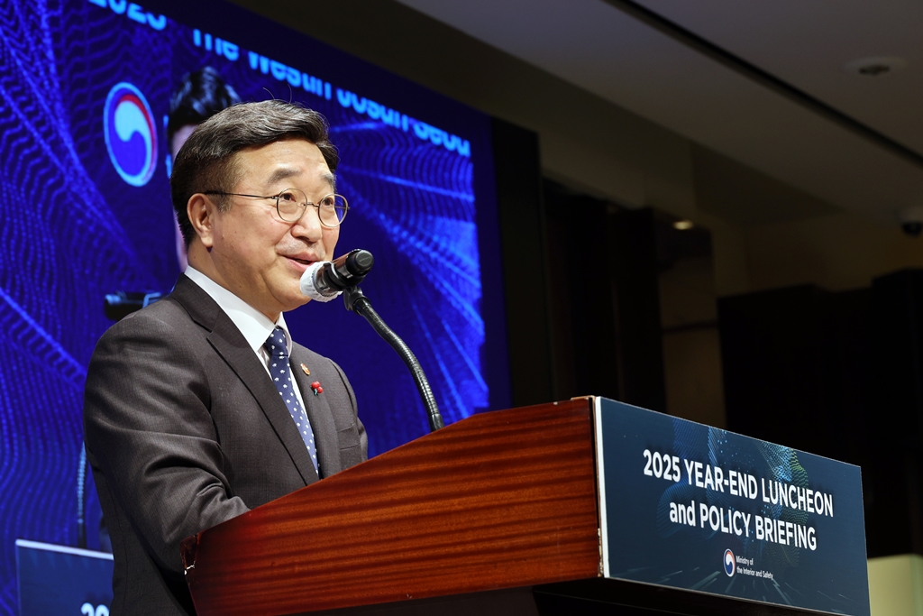Minister of the Interior and Safety Yun Hojung delivers welcoming remarks at the 2025 Year-End Luncheon and Policy Briefing for the Diplomatic Corps in Korea, which aims to showcase the excellence of Korea's public service and the spread of 'Hallyu of Public Service,' at the Westin Josun in Jung-gu, Seoul, on the morning of December 4. 