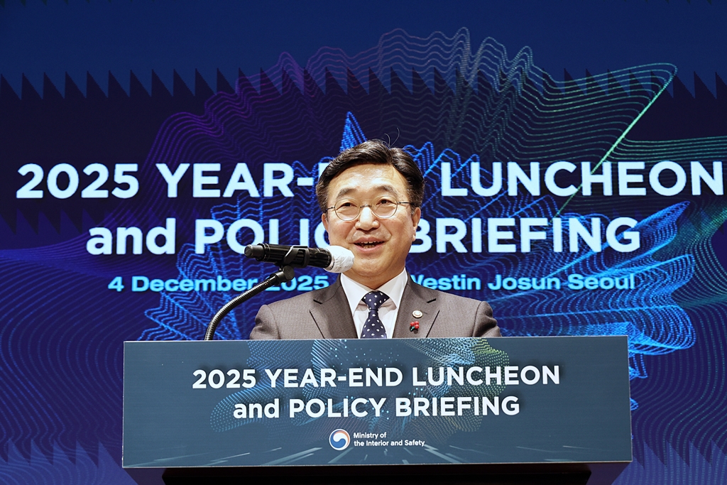 Minister of the Interior and Safety Yun Hojung delivers welcoming remarks at the 2025 Year-End Luncheon and Policy Briefing for the Diplomatic Corps in Korea, which aims to showcase the excellence of Korea's public service and the spread of 'Hallyu of Public Service,' at the Westin Josun in Jung-gu, Seoul, on the morning of December 4. 