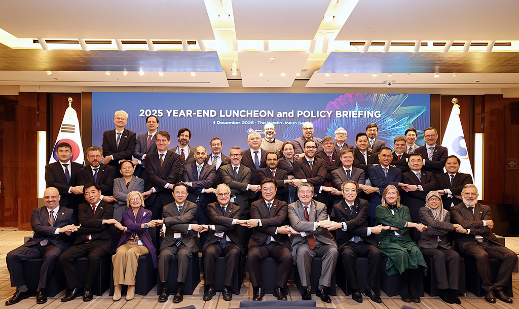 Minister of the Interior and Safety Yun Hojung poses for a commemorative photo at the 2025 Year-End Luncheon and Policy Briefing for the Diplomatic Corps in Korea, which aims to showcase the excellence of Korea's public service and the spread of 'Hallyu of Public Service,' at the Westin Josun in Jung-gu, Seoul, on the morning of December 4. 