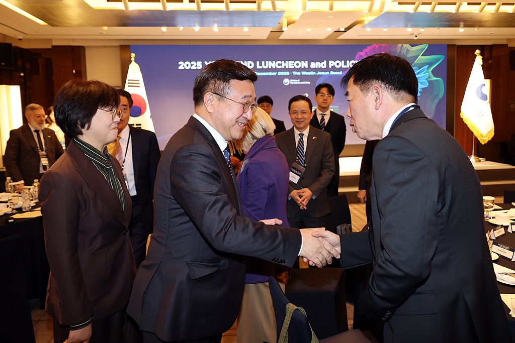 Minister of the Interior and Safety Yun Hojung greets and speaks with members of the diplomatic corps in Korea during the Policy Briefing, which aims to showcase the excellence of Korea’s Public Service and the spread of K-Service, held at the Westin Chosun Hotel in Jung-gu, Seoul, on the morning of December 4.