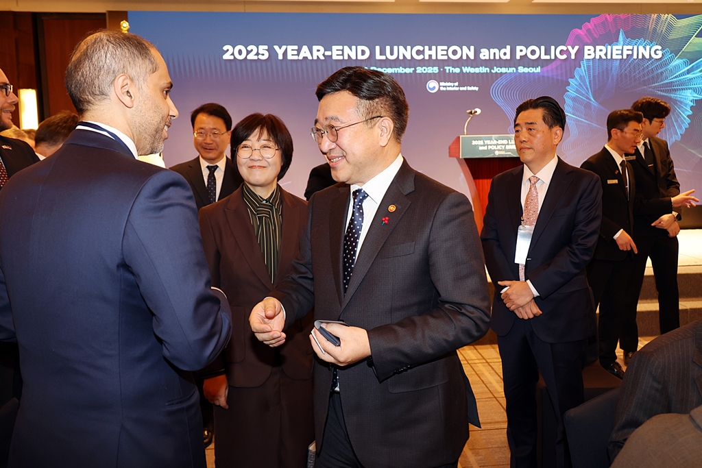 Minister of the Interior and Safety Yun Hojung greets and speaks with members of the diplomatic corps in Korea during the Policy Briefing, which aims to showcase the excellence of Korea’s Public Service and the spread of K-Service, held at the Westin Chosun Hotel in Jung-gu, Seoul, on the morning of December 4.