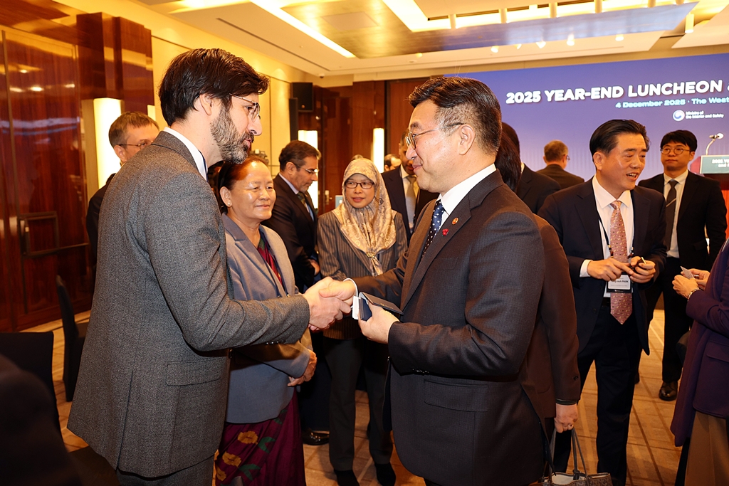Minister of the Interior and Safety Yun Hojung greets and speaks with members of the diplomatic corps in Korea during the Policy Briefing, which aims to showcase the excellence of Korea’s Public Service and the spread of K-Service, held at the Westin Chosun Hotel in Jung-gu, Seoul, on the morning of December 4.