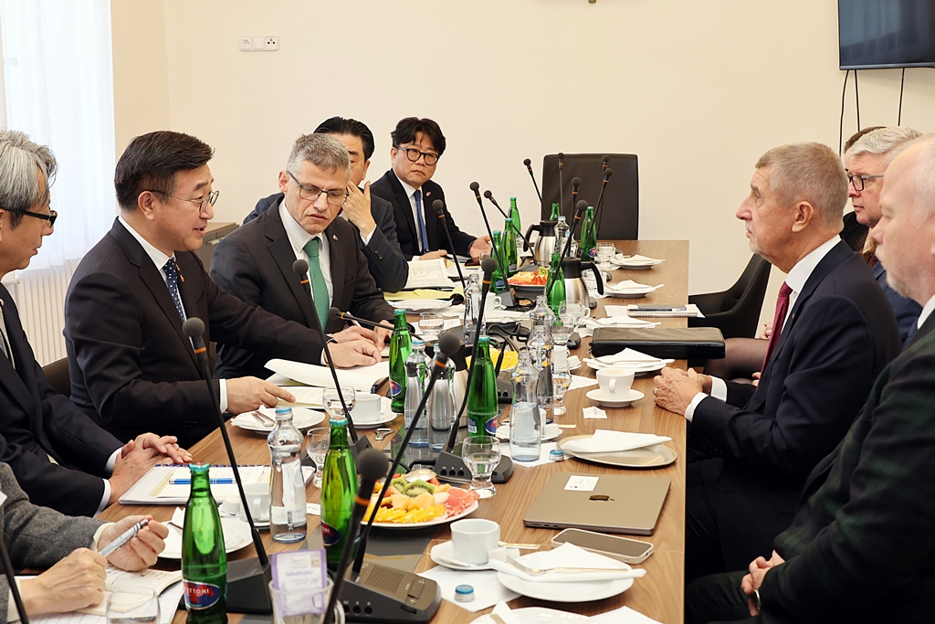 Minister of the Interior and Safety Yun Hojung meets with Czech Prime Minister Andrej Babiš at the Czech Chamber of Deputies in Prague on the morning of the 9th (local time) to discuss cooperation on building public AI infrastructure and advancing policy exchanges in AI-driven government policies between Korea and the Czech Republic.