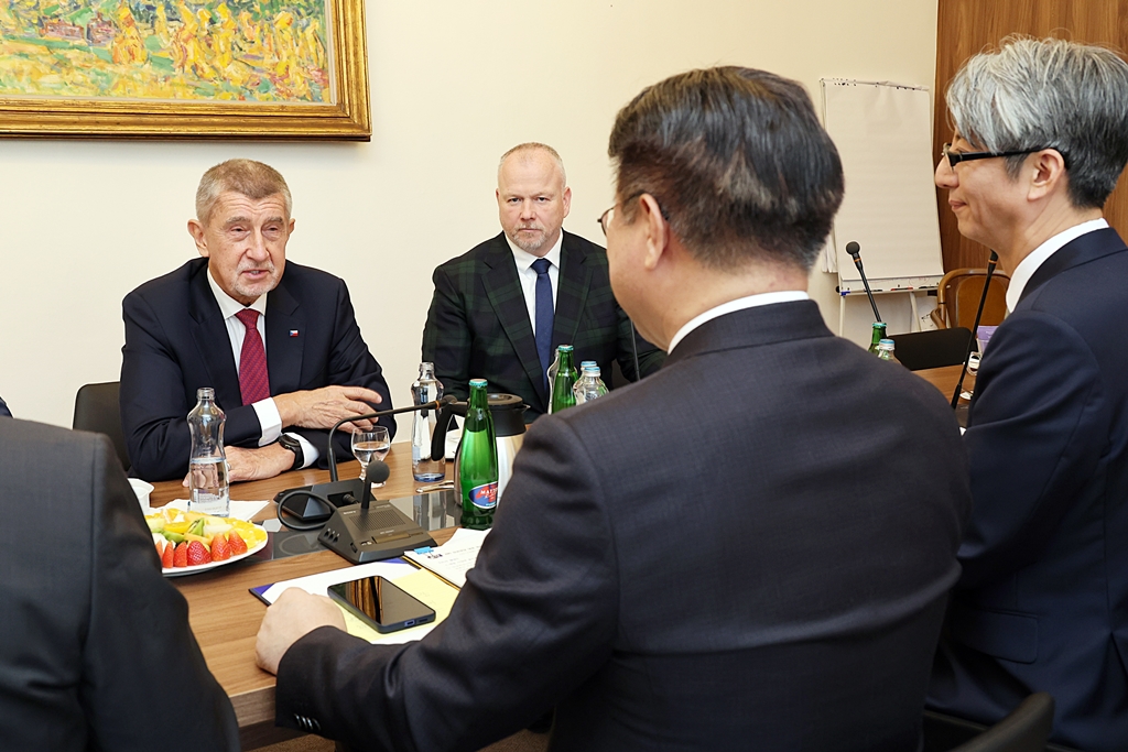 Minister of the Interior and Safety Yun Hojung meets with Czech Prime Minister Andrej Babiš at the Czech Chamber of Deputies in Prague on the morning of the 9th (local time) to discuss cooperation on building public AI infrastructure and advancing policy exchanges in AI-driven government policies between Korea and the Czech Republic.