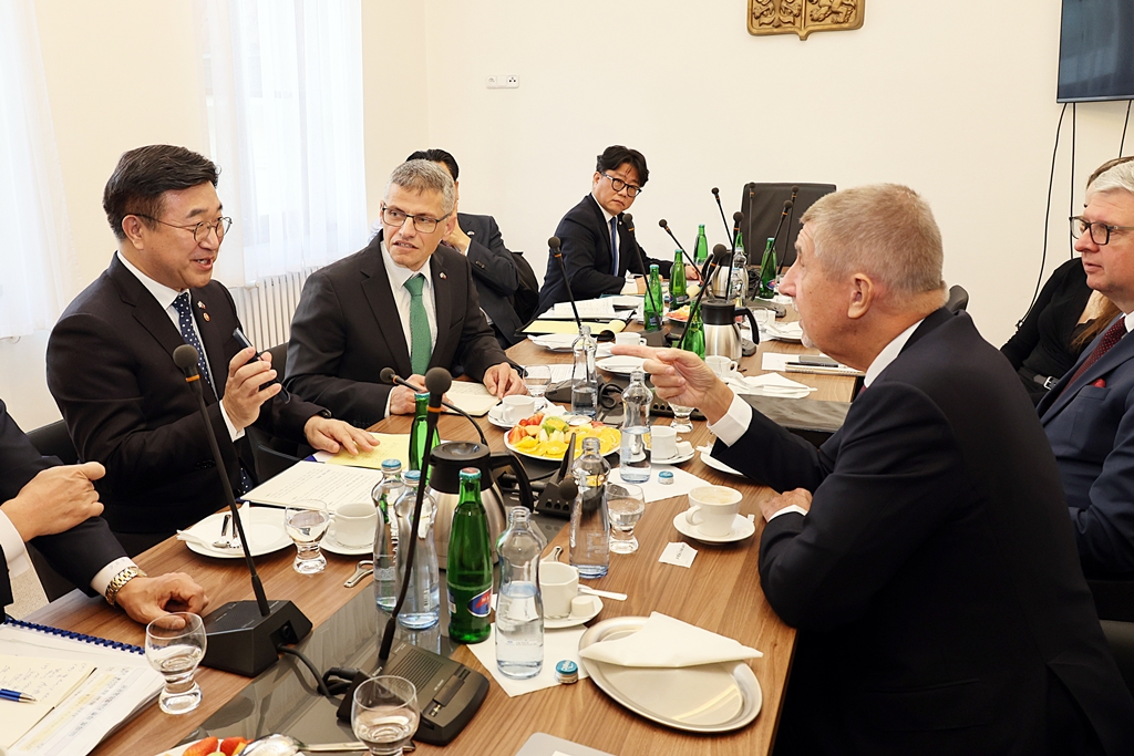 Minister of the Interior and Safety Yun Hojung meets with Czech Prime Minister Andrej Babiš at the Czech Chamber of Deputies in Prague on the morning of the 9th (local time) to discuss cooperation on building public AI infrastructure and advancing policy exchanges in AI-driven government policies between Korea and the Czech Republic.