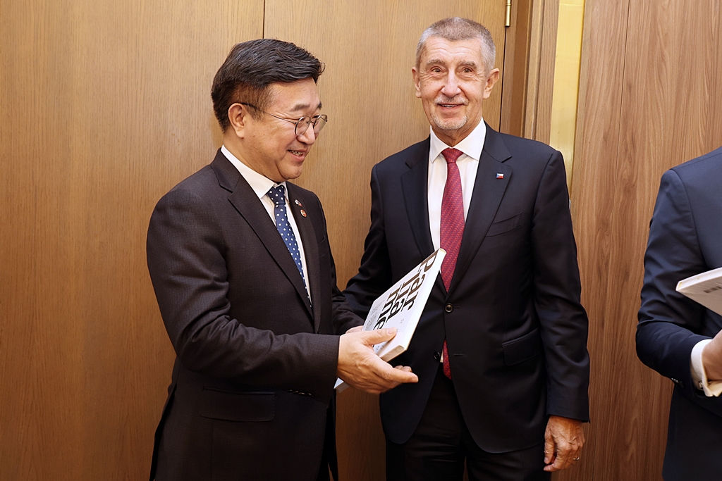 Minister of the Interior and Safety Yun Hojung speaks with Czech Prime Minister Andrej Babiš following their meeting at the Chamber of Deputies in Prague on the morning of the 9th (local time), where the two discussed cooperation on public AI infrastructure and policy exchanges on AI-driven government policies.