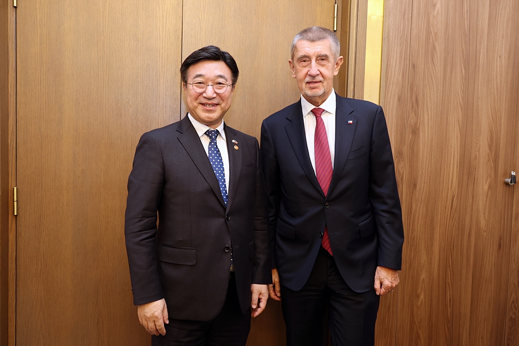 Minister of the Interior and Safety Yun Hojung speaks with Czech Prime Minister Andrej Babiš following their meeting at the Chamber of Deputies in Prague on the morning of the 9th (local time), where the two discussed cooperation on public AI infrastructure and policy exchanges on AI-driven government policies.