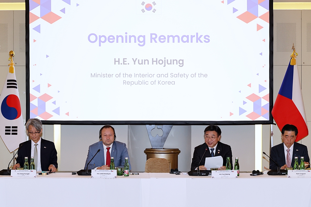 Minister of the Interior and Safety Yun Hojung delivers opening remarks at the Korea-Czech Republic Cooperation Roundtable on Public Governance, held at the Mandarin Oriental Hotel in Prague on the morning of the 9th (local time).