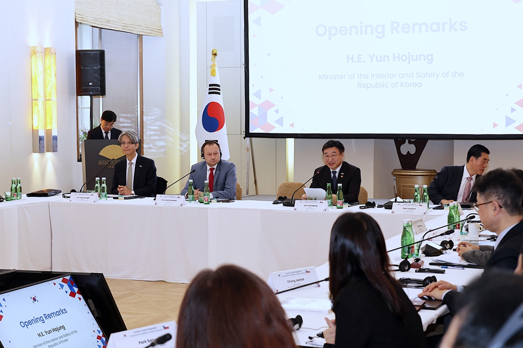 Minister of the Interior and Safety Yun Hojung delivers opening remarks at the Korea-Czech Republic Cooperation Roundtable on Public Governance, held at the Mandarin Oriental Hotel in Prague on the morning of the 9th (local time).