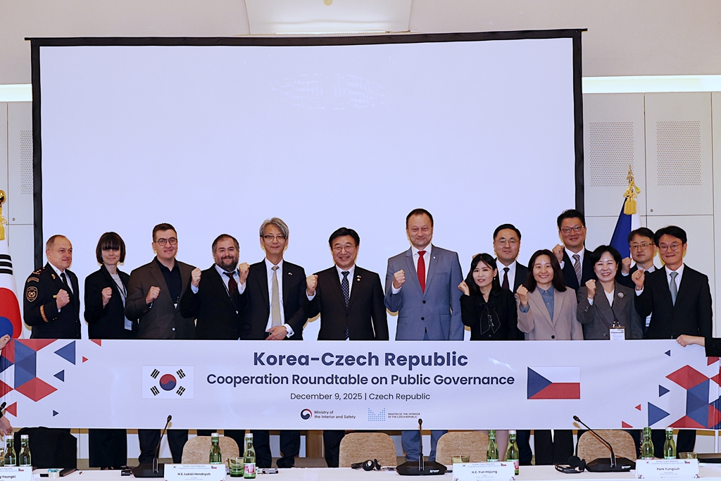 Minister of the Interior and Safety Yun Hojung poses for a group photo with senior government officials during the Korea-Czech Republic Cooperation Roundtable on Public Governance, held at the Mandarin Oriental Hotel in Prague on the morning of the 9th (local time).