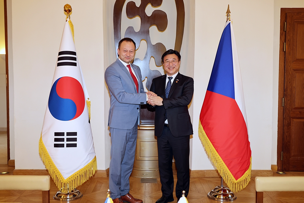 Minister of the Interior and Safety Yun Hojung poses for a photo with Czech Deputy Minister of Interior Lukáš Hendrych ahead of the Korea-Czech Republic Cooperation Roundtable on Public Governance, held at the Mandarin Oriental Hotel in Prague on the morning of the 9th (local time).