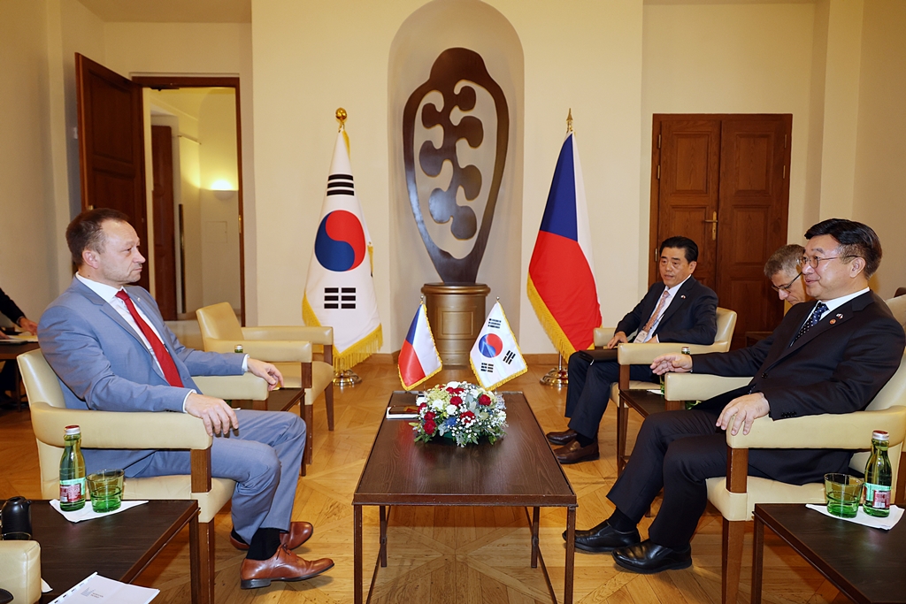 Minister of the Interior and Safety Yun Hojung speaks with Czech Deputy Minister of Interior Lukáš Hendrych ahead of the Korea-Czech Republic Cooperation Roundtable on Public Governance at the Mandarin Oriental Hotel in Prague on the morning of the 9th (local time).