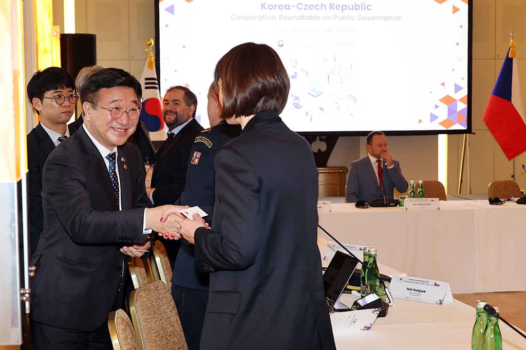 Minister of the Interior and Safety Yun Hojung greets Czech senior government officials with a handshake ahead of the Korea-Czech Republic Cooperation Roundtable on Public Governance held at the Mandarin Oriental Hotel in Prague on the morning of the 9th (local time).