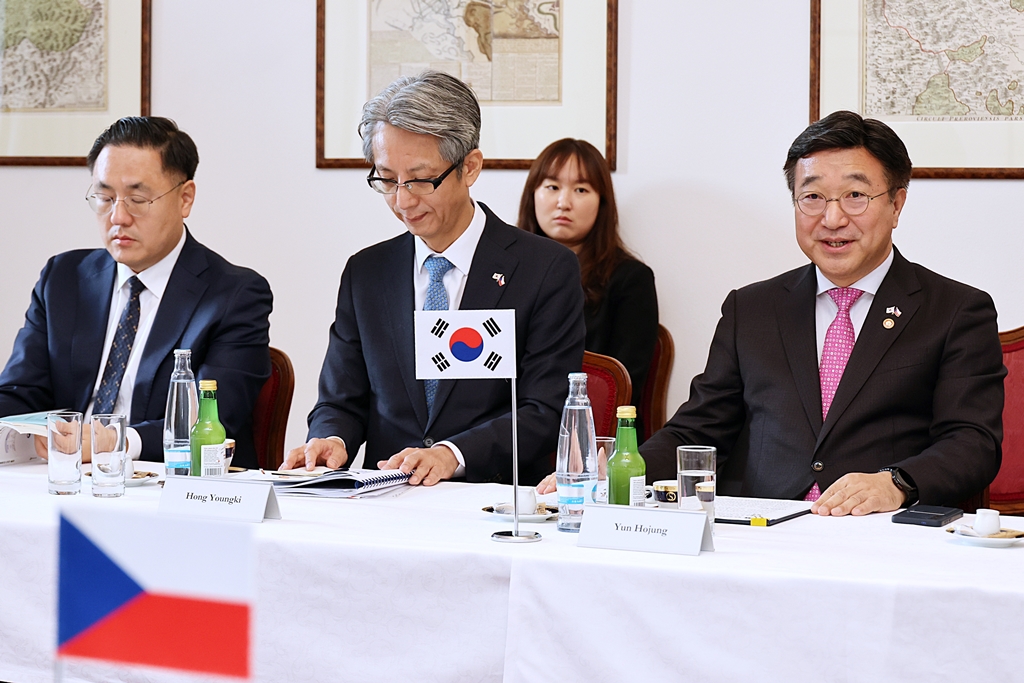 Minister of the Interior and Safety Yun Hojung visits the Czech Senate on the morning of the 10th (local time) and meets with Zbyněk Linhart, Chair of the Senate Committee on Public Administration, Regional Development and the Environment, to discuss ways to strengthen cooperation between the two countries.