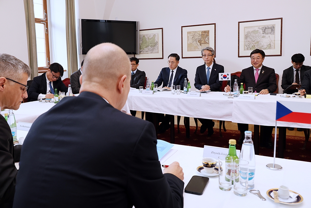 Minister of the Interior and Safety Yun Hojung visits the Czech Senate on the morning of the 10th (local time) and meets with Zbyněk Linhart, Chair of the Senate Committee on Public Administration, Regional Development and the Environment, to discuss ways to strengthen cooperation between the two countries.