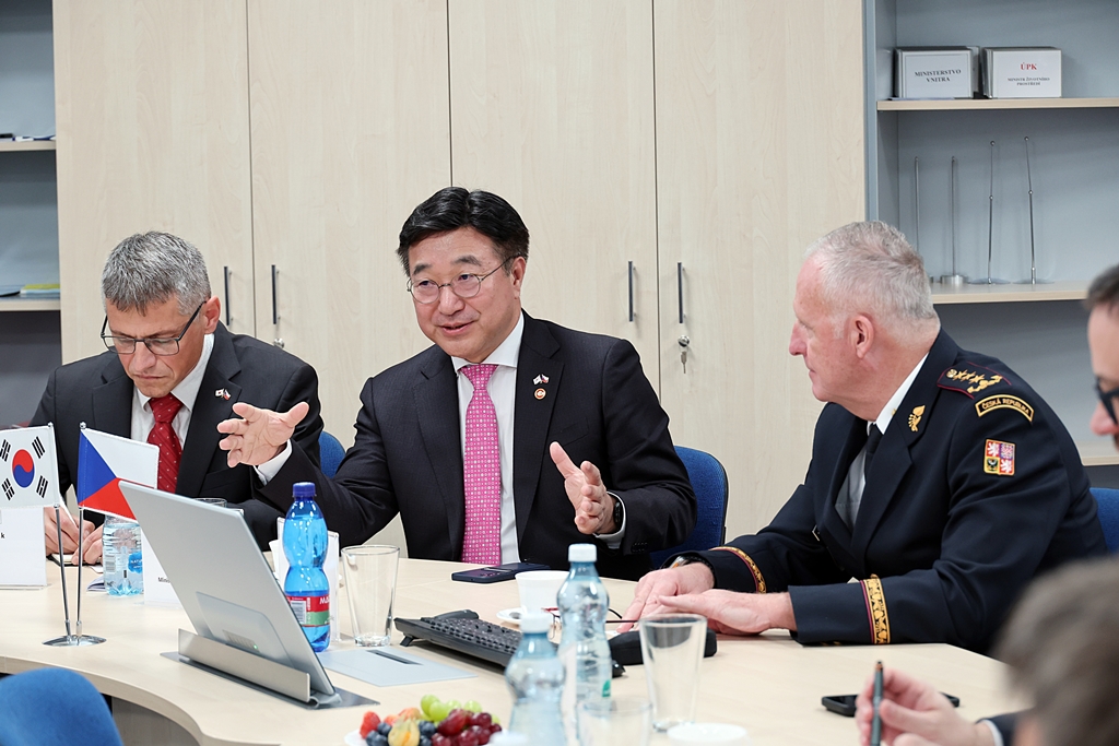 Minister of the Interior and Safety Yun Hojung discusses cooperation on large-scale disaster response and international coordination mechanisms during his visit to the Czech Fire Rescue Service on the afternoon of the 10th (local time).