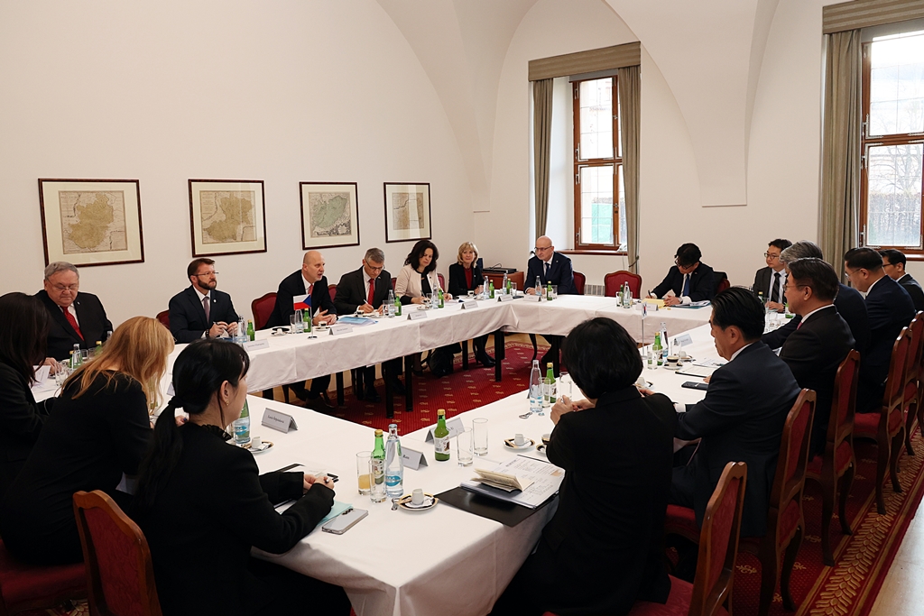 Minister of the Interior and Safety Yun Hojung visits the Czech Senate on the morning of the 10th (local time) and meets with Zbyněk Linhart, Chair of the Senate Committee on Public Administration, Regional Development and the Environment, to discuss ways to strengthen cooperation between the two countries.