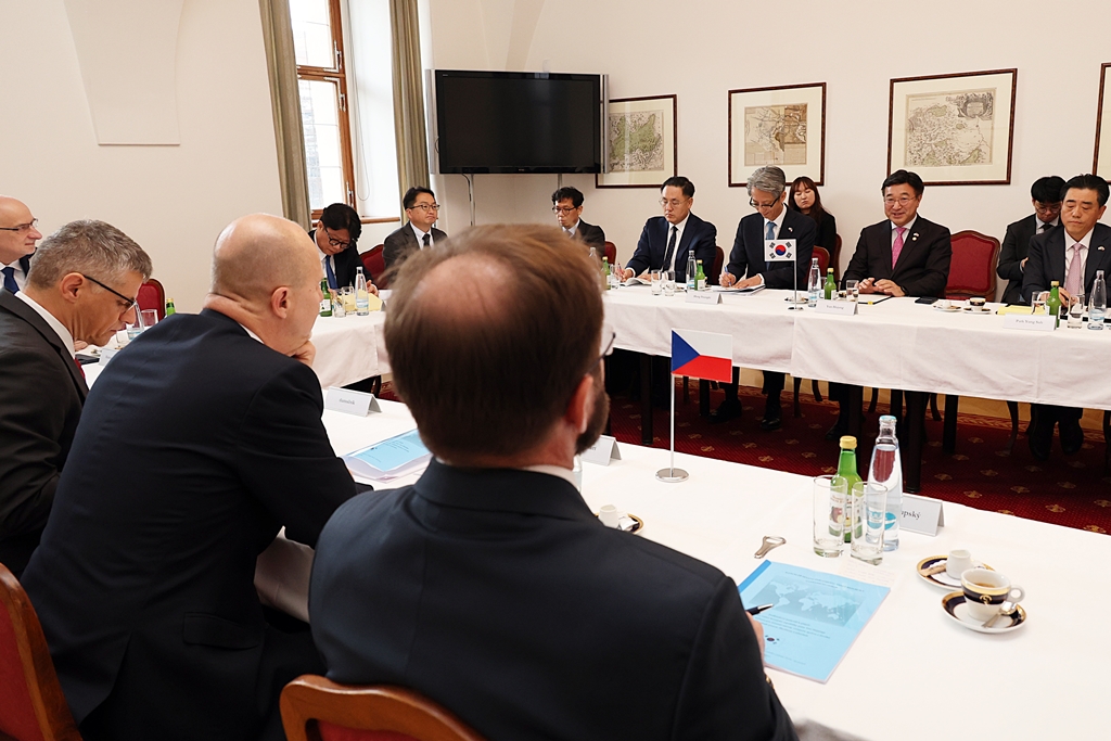 Minister of the Interior and Safety Yun Hojung visits the Czech Senate on the morning of the 10th (local time) and meets with Zbyněk Linhart, Chair of the Senate Committee on Public Administration, Regional Development and the Environment, to discuss ways to strengthen cooperation between the two countries.
