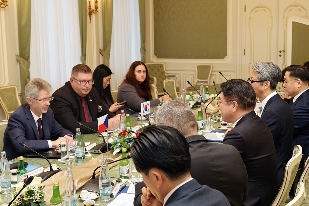 Minister of the Interior and Safety Yun Hojung visits the Czech Senate on the morning of the 10th (local time) and meets with Miloš Vystrčil, President of the Senate, to discuss avenues for bilateral exchange and cooperation.