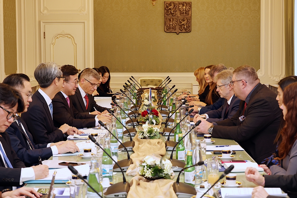 Minister of the Interior and Safety Yun Hojung visits the Czech Senate on the morning of the 10th (local time) and meets with Miloš Vystrčil, President of the Senate, to discuss avenues for bilateral exchange and cooperation.