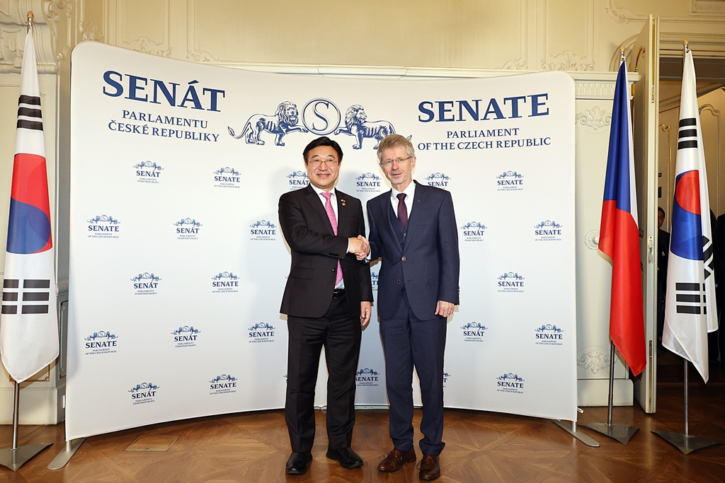 Minister of the Interior and Safety Yun Hojung shakes hands with Senate President Miloš Vystrčil after discussing avenues for bilateral exchange and cooperation during his visit to the Czech Senate on the morning of the 10th (local time).