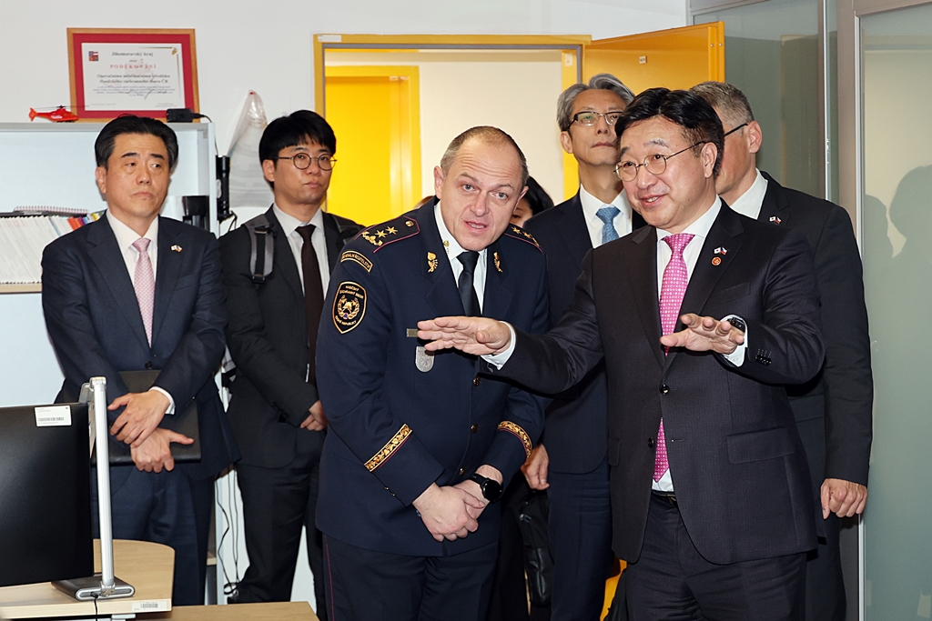 Minister of the Interior and Safety Yun Hojung tours key facilities at the Czech Fire Rescue Service on the afternoon of the 10th (local time), after discussing cooperation on large-scale disaster response and international coordination mechanisms.