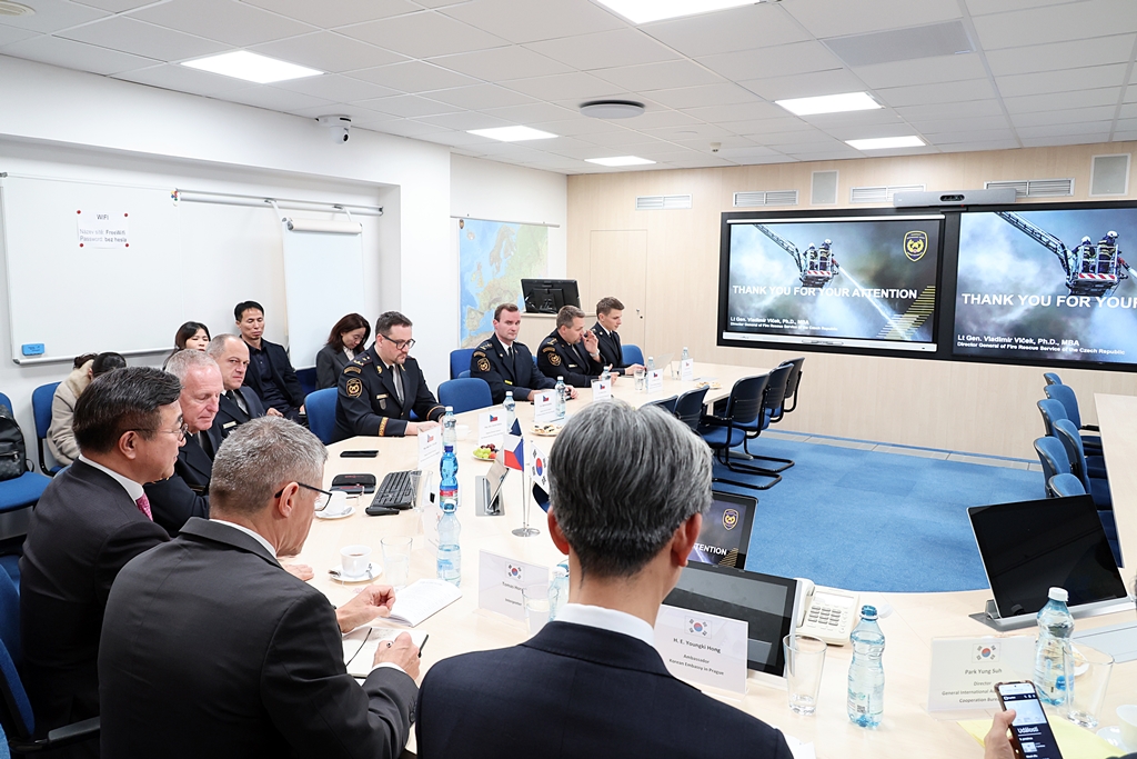 Minister of the Interior and Safety Yun Hojung tours key facilities at the Czech Fire Rescue Service on the afternoon of the 10th (local time), after discussing cooperation on large-scale disaster response and international coordination mechanisms.