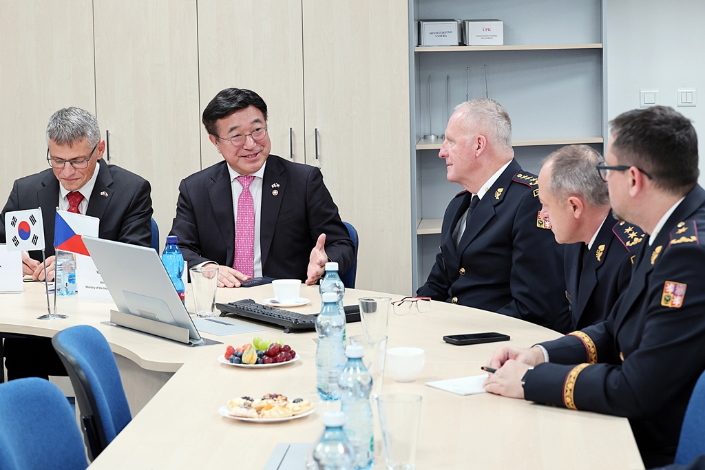 Minister of the Interior and Safety Yun Hojung discusses cooperation on large-scale disaster response and international coordination mechanisms during his visit to the Czech Fire Rescue Service on the afternoon of the 10th (local time).