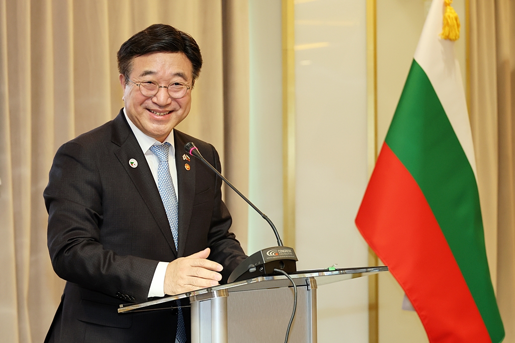 Minister of the Interior and Safety Yun Hojung delivers opening remarks at the Korea–Bulgaria Cooperation Forum on Public Governance, held on the morning of December 11 (local time) at the InterContinental Sofia Hotel in Sofia, Bulgaria.