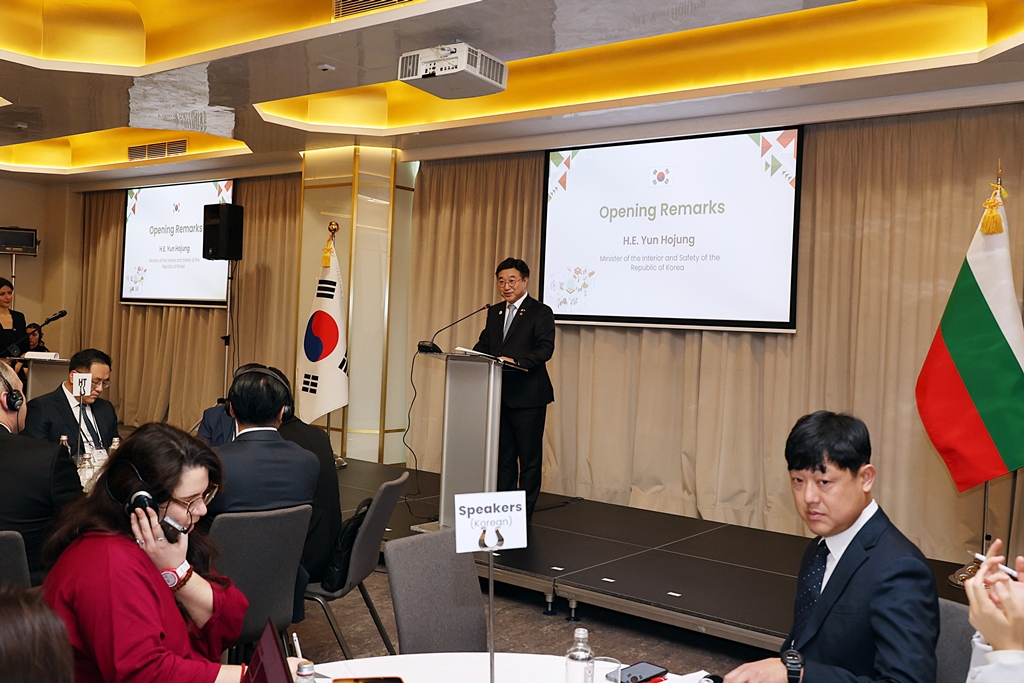 Minister of the Interior and Safety Yun Hojung delivers opening remarks at the Korea–Bulgaria Cooperation Forum on Public Governance, held on the morning of December 11 (local time) at the InterContinental Sofia Hotel in Sofia, Bulgaria.