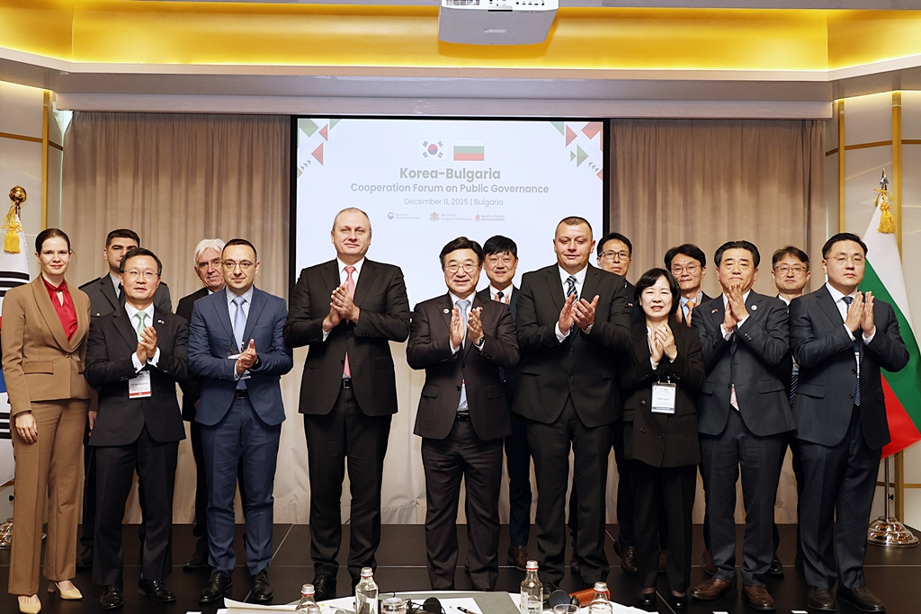 Minister of the Interior and Safety Yun Hojung attends the Korea–Bulgaria Cooperation Forum on Public Governance, held on the morning of December 11 (local time) at the InterContinental Sofia Hotel in Sofia, Bulgaria, and poses for a commemorative photo with the Korean delegation and Bulgarian participants.