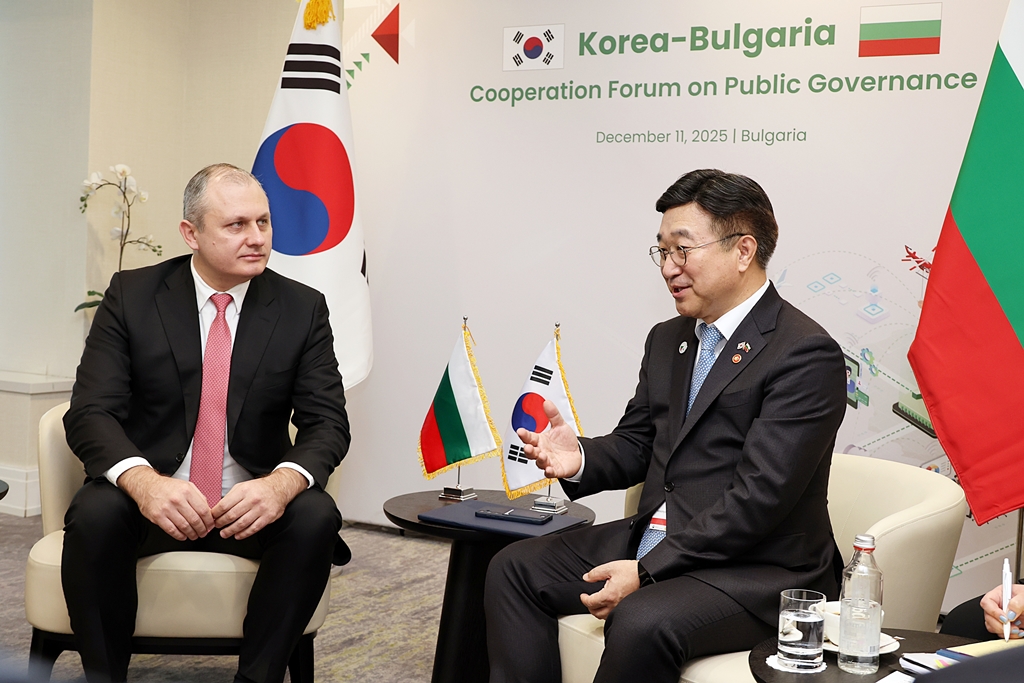Minister of the Interior and Safety Yun Hojung meets with Bulgarian Minister of e-Government Valentin Mundrov on the morning of December 11 (local time) in Sofia, Bulgaria, to discuss measures for AI-based public data management and ways to innovate administrative work.