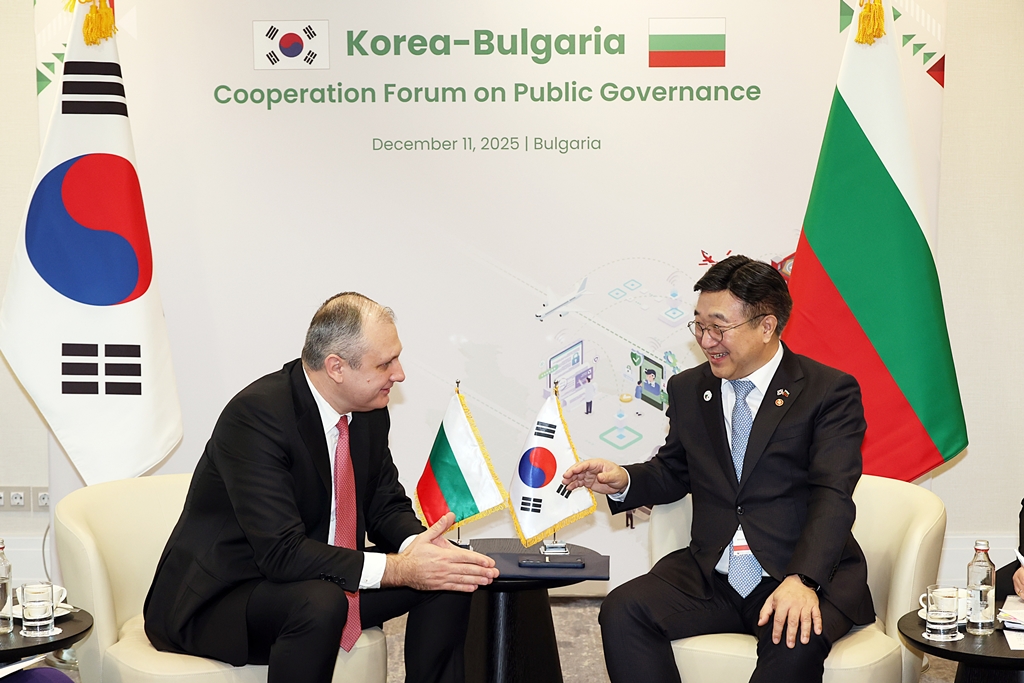 Minister of the Interior and Safety Yun Hojung meets with Bulgarian Minister of e-Government Valentin Mundrov on the morning of December 11 (local time) in Sofia, Bulgaria, to discuss measures for AI-based public data management and ways to innovate administrative work.