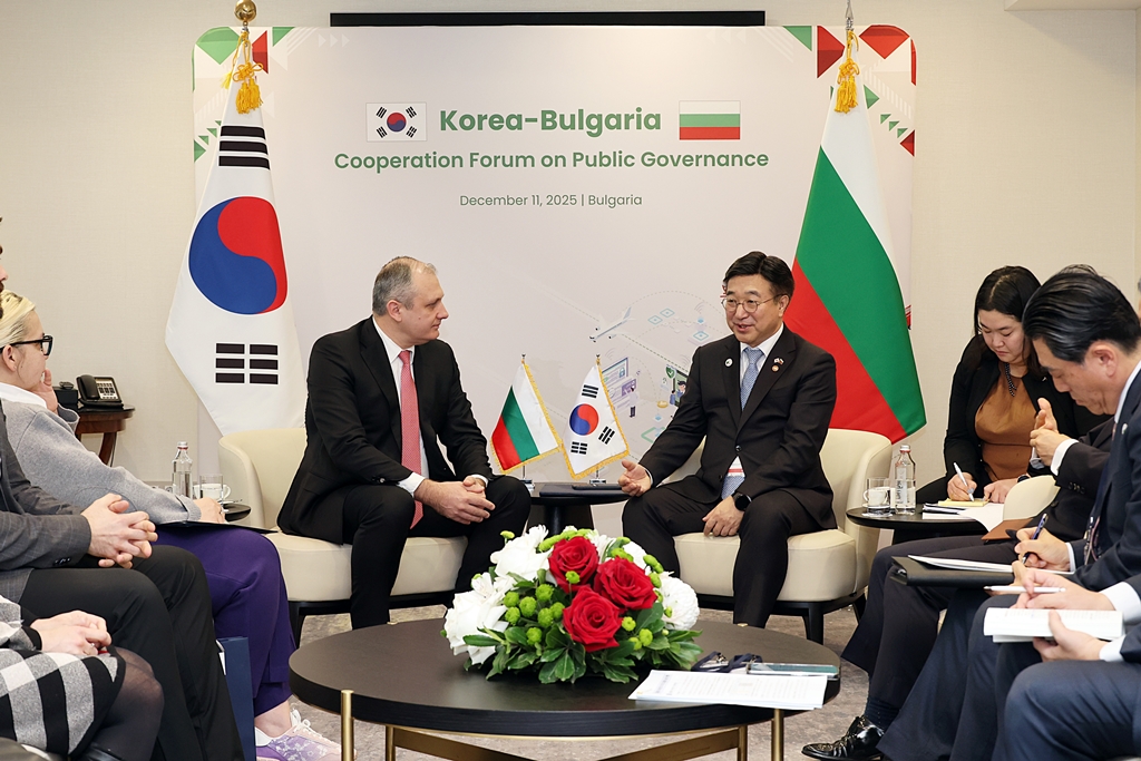 Minister of the Interior and Safety Yun Hojung meets with Bulgarian Minister of e-Government Valentin Mundrov on the morning of December 11 (local time) in Sofia, Bulgaria, to discuss measures for AI-based public data management and ways to innovate administrative work.