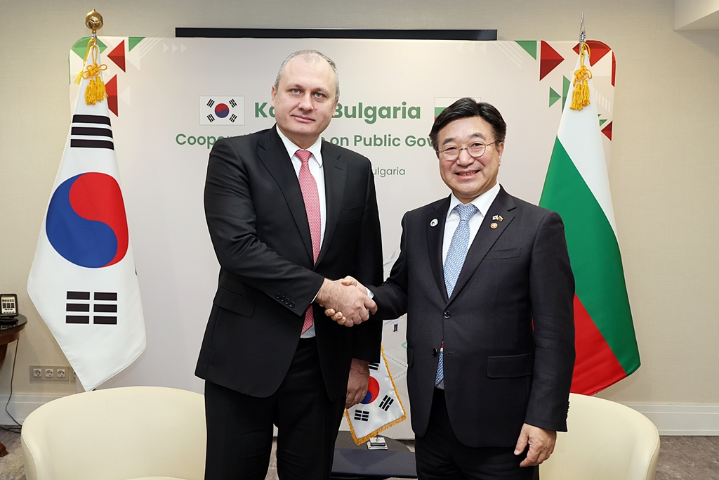 Minister of the Interior and Safety Yun Hojung shakes hands with Bulgarian Minister of e-Government Valentin Mundrov after their meeting in Sofia, Bulgaria, on the morning of December 11 (local time), during which they discussed measures for AI-based public data management and ways to innovate administrative work.